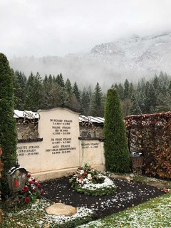 06_StraussGrave.jpg